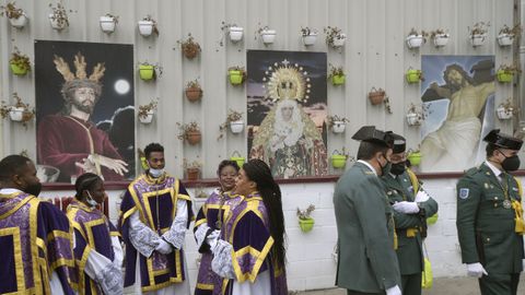 Preparativos de la cofrada de  Los Estudiantes  en su segunda salida, la de la Procesin del Prendimiento , este lunes en Oviedo