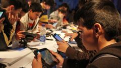 NI�OS JUGANDO A VIDEOJUEGOS 