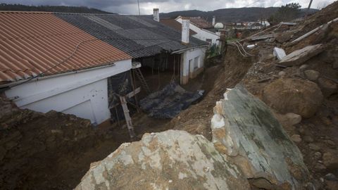 Derrumbe de un muro en Anll�ns, Ponteceso