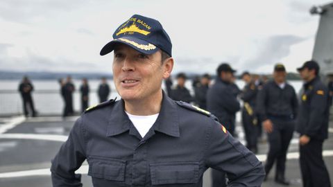 El comandante de laF-101, �lvaro Zaragoza Ruiz, sobre la cubierta del que fue su primer destino en la Armada.