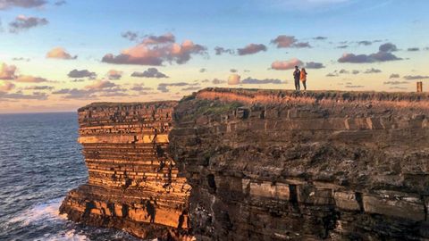 Downpatrick Head es un impresionante cabo con acantilados en el condado de Mayo, Irlanda, situado a unos 5 km al norte de Ballycastle