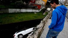 Un coche cae por un terrapl�n de m�s de 5 metros en A Coru�a