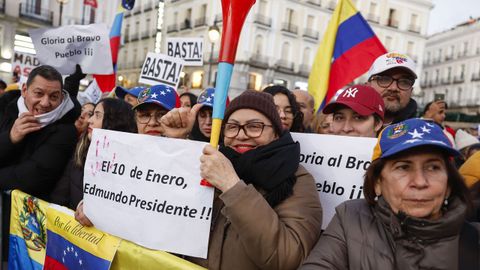 Opositores venezolanos se manifiestan en la Puerta del Sol de Madrid contra la investidura de Maduro.