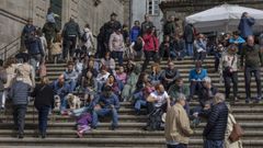 Turistas en la escalinata de la praza da Quintana en Santiago.