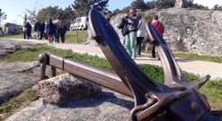 Las anclas han sido colocado en el exterior de Punta Moreiras debido a su gran tama�o. 