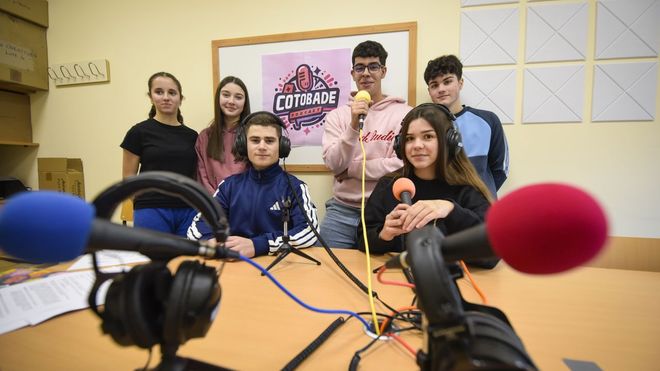 Alumnos del IES de Cotobade, grabando un p&oacute;dcast sobre acoso