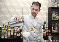 Xaime Rodr�guez Trigas tivo sete minutos para preparar cinco copas do c�ctel para o xurado. 