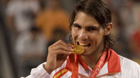 Rafael Nadal muerde su medalla de oro ol�mpica ganada frente a Fernando Gonzales en los Juegos de Pek�n 2008