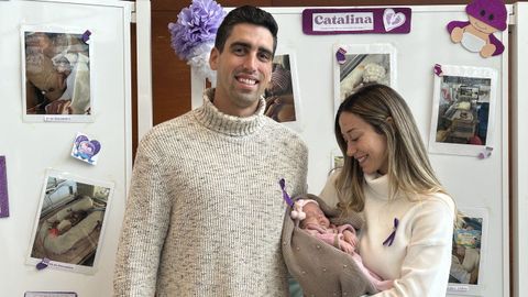 La pequea Catalina, que naci de forma prematura, con sus padres, este lunes en el Marcide
