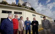 El director de Aguas (junto al alcalde) y el presidente de Portos (segundo por la derecha), ayer en Malpica. 