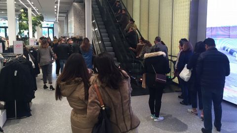 BLACK FRIDAY EN A CORU�A. INTERIOR DE LA TIENDA ZARA DE CALLE COMPOSTELA 