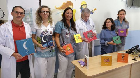 Responsables del servicio de pediatr�a del Provincial con algunos de los libros de la colecci�n, este martes
