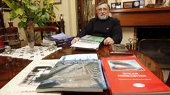 En la imagen, el profesor Primitivo Gonz�lez, con algunas de sus publicaciones
