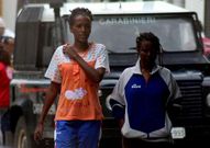 Dos j�venes llegadas a la isla de Lampedusa.