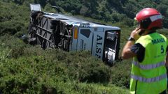 Accidentados son atendidos por los servicios sanitarios tras despe�arse un autob�s con 48 pasajeros en la subida a los Lagos de Covadonga