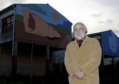 D�az del Valle, diante do antigo Colexio Academia Leus, onde iniciou os seus estudos en Carballo. 