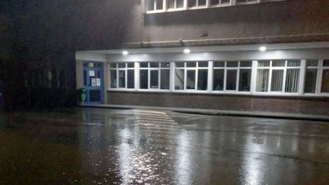 El IES de Nore�a, cercado por el agua