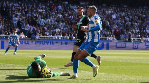 Stoichkov, presionando el bal�n ante Herrero.