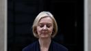 Una abatida Liz Truss, este jueves, al anunciar su dimisin como primera ministra a las puertas del nmero 10 de Downing Street