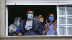 Aplausos a Jose Luis Lago al volver a su casa despues de superar el coronavirus