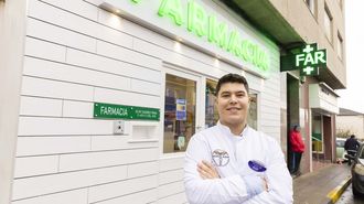 Eloy Su�rez Pena, ante su farmacia de A Agualada