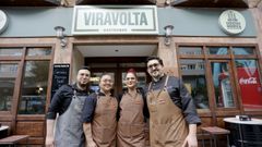 El regentador del local Carlos Guede (a la derecha) junto al resto de su equipo.