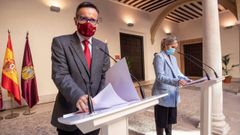 La coordinadora en Murcia de Ciudadanos y candidata a presidir la Comunidad de Murcia Ana Martinez Vidal, junto al secretario general del PSOE en Murcia, Diego Conesa