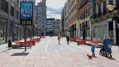 Una c�ntrica calle en Oviedo este jueves