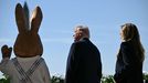El presidente estadounidense Donald Trump y la primera dama Melania Trump posan junto a un conejito de Pascua disfrazado mientras se dirigen a la multitud desde el balc�n durante la tradicional b�squeda de huevos de Pascua en el jard�n sur de la Casa Blanca.