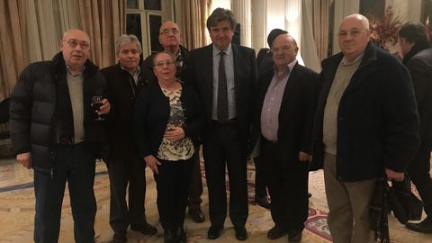 El embajador español, Carlos Bastarreche (tercero por la derecha), con un grupo de gallegos