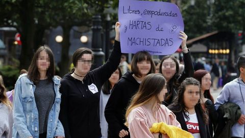 Cientos de estudiantes se manifestaron hoy en Oviedo contra la sentencia de La Manada convocados por el Sindicato de Estudiantes