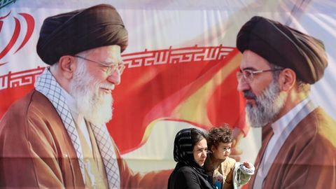 Una mujer iran� frente a los retratos de Ali y Mojtaba Jamen�i.