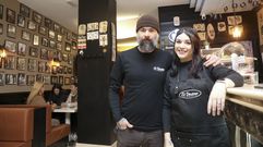 Thiago y Andreia en El Destino, el nuevo establecimiento abierto en el antiguo local del Farggi (Rep�blica de Arxentina, 13). El brasile�o imprimi� un toque muy personal a la decoraci�n y al men� de este bar y taper�a, en donde ofrecen desde desayunos hasta hamburguesas y pizzas de autor, bocadillos y raciones. El horario es de lunes a s�bado, desde las 9 hasta 23 las horas. 