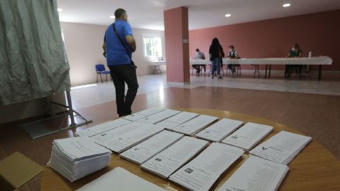 Las papeletas de Vilarmaior. Los vecinos volvieron a tener papeletas que escoger, aunque la mayora las traan preparadas de casa, reconocan en el colegio electoral de Doroa. En las municipales, solo tuvieron una, las del PP, que obtuvo 628 votos, de los 786 emitidos