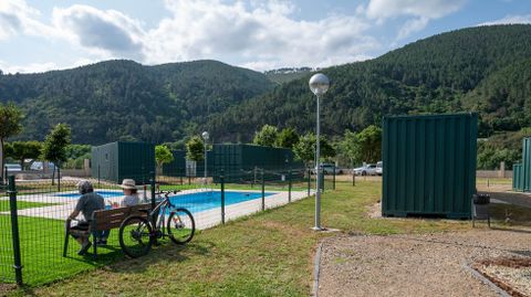 El cámping dispone de una piscina junto a la zona del recinto que se destinada a la acampada