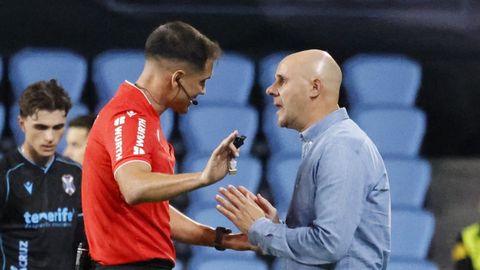 El entrenador del Celta Fortuna, Fredi �lvarez, con un colegiado en un partido en Bala�dos.