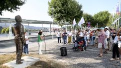 Imaxe da homenaxe a �nxel Casal, ante a biblioteca que leva o seu nome en Santiago, no ano 2024