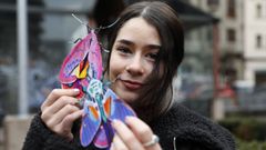 L�a, con una de sus polillas