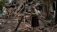 Una vecina de Sloviansk, en la regi�n de Donetsk, camina entre los escombros de la una casa destruida en un bombardeo ruso