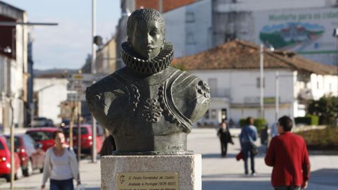 Busto del séptimo conde de Lemos en la plaza de la Compañía de Monforte