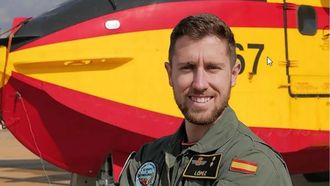 El piloto almeriense Juan Manuel Mu�oz, del 43 Grupo, junto al hidroavi�n.