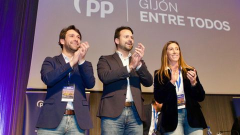 El nuevo presidente del PP de Gij�n y diputado auton�mico, Andr�s Ruiz, el presidente del PP de Asturias y portavoz parlamentario, �varo Queipo, y la vicealcaldesa de Gij�n, �ngela Pumariega (PP) en el congreso local del partido,