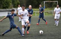 El centrocampista soneir�n Sandelo disputa un bal�n en el centro del campo al Cordeiro. 