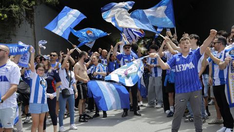 Aficionados del Deportivo despidiendo al Deportivo a su salida a Valladolid.