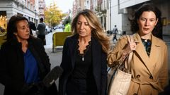 Deborah Turness, este lunes en el exterior de la sede de la BBC en Londres tras presentar el domingo su dimisin