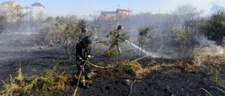 El incendio en O Couto, cuyo efecto se limit� a la maleza, fue motivo de preocupaci�n por la proximidad de viviendas. 