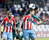 Pablo S�nchez, pugnando por un bal�n a�reo con un defensor de la Ponferradina.