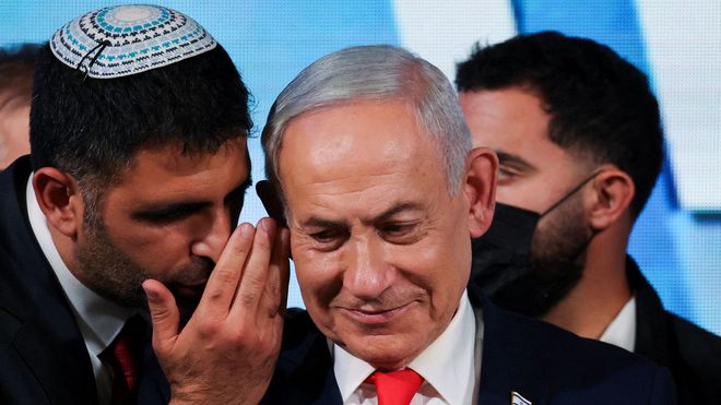 Benjamin Netanyahu escucha a uno de sus colaboradores este mi�rcoles en la sede del Likud