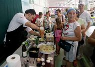 <span lang= es-es >La gastronom�a</span>. El marisco y los pescados, que pueden ver en lonjas, restaurantes y plazas, y tambi�n los vinos como el Albari�o tienen gran tir�n entre los turistas. 