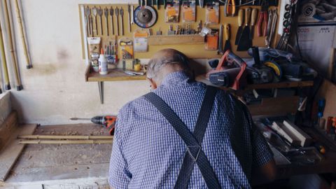 Hip�lito Gonz�lez, en su taller de Allariz